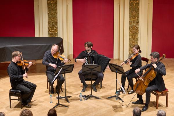 Miloš Todorovski und das Hugo Wolf Quartett am Mittwoch, 15. März 2023 im Rahmen des 24. Internationalen Akkordeon Festivals 2023 im Ehrbar Saal in Wien.
