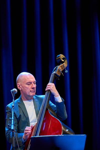 Jovan Torbica (Bass) mit der Wiener Tschuschenkapelle am Dienstag, 21. März 2023 im Rahmen des 24. Internationalen Akkordeon Festivals 2023 im Theater Akzent in Wien.