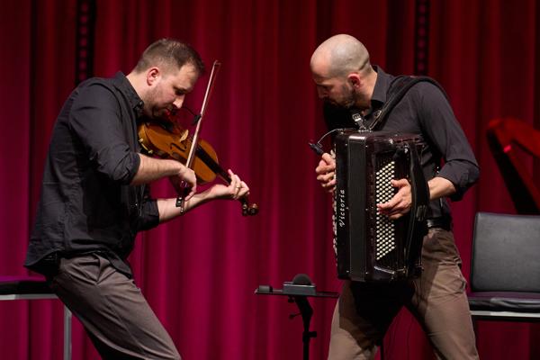 Nikola Zarić (Akkordeon) und Efe Turumtay (Violine) am Samstag, 4. März 2023 im Rahmen des 24. Internationalen Akkordeon Festivals 2023 im Lorely Saal in Wien.