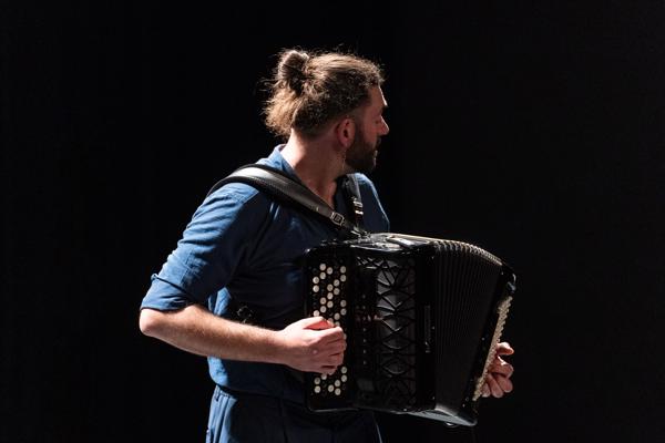Alexander "Xidi" Christof mit seinem Solo-Programm am Sonntag, 3. März 2024 im Rahmen des 25. Internationalen Akkordeonfestivals 2024 im Dschungel in Wien.