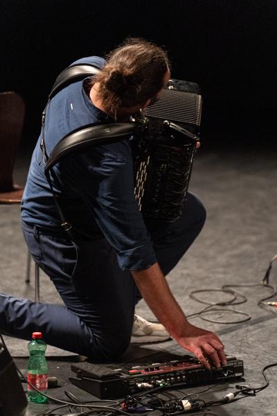 Alexander "Xidi" Christof mit seinem Solo-Programm am Sonntag, 3. März 2024 im Rahmen des 25. Internationalen Akkordeonfestivals 2024 im Dschungel in Wien.