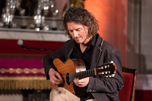 Andrej Ofak (Gitarre) mit Borut Mori (Akkordeon) am Dienstag, 27. Februar 2024 im Rahmen des 25. Internationalen Akkordeonfestivals 2024 in der Wiener Hofburgkapelle.