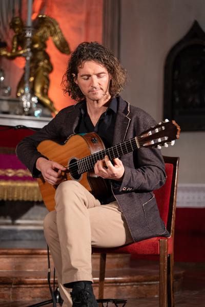 Andrej Ofak (Gitarre) mit Borut Mori (Akkordeon) am Dienstag, 27. Februar 2024 im Rahmen des 25. Internationalen Akkordeonfestivals 2024 in der Wiener Hofburgkapelle.