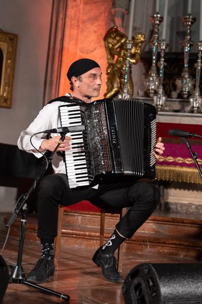 Borut Mori (Akkordeon) mit Andrej Ofak (Gitarre) am Dienstag, 27. Februar 2024 im Rahmen des 25. Internationalen Akkordeonfestivals 2024 in der Wiener Hofburgkapelle.