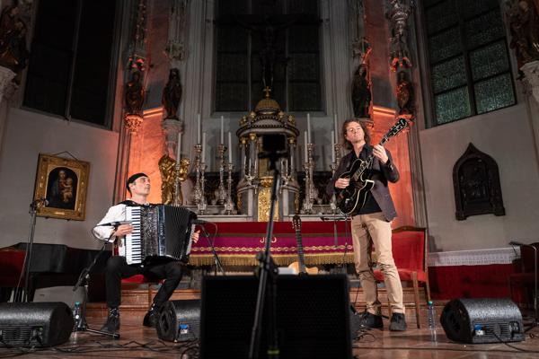 Borut Mori (Akkordeon) und Andrej Ofak (Gitarre) am Dienstag, 27. Februar 2024 im Rahmen des 25. Internationalen Akkordeonfestivals 2024 in der Wiener Hofburgkapelle.