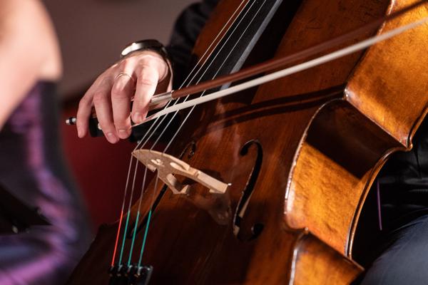 Konstantin Zelenin (Cello) mit dem Nikola Zarić Quintett am Dienstag, 12. März 2024 im Rahmen des 25. Internationalen Akkordeonfestivals 2024 im Wiener Hofburgkapelle in Wien.