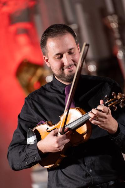 Efe Turumtay (Violine) mit dem Nikola Zarić Quintett am Dienstag, 12. März 2024 im Rahmen des 25. Internationalen Akkordeonfestivals 2024 im Wiener Hofburgkapelle in Wien.