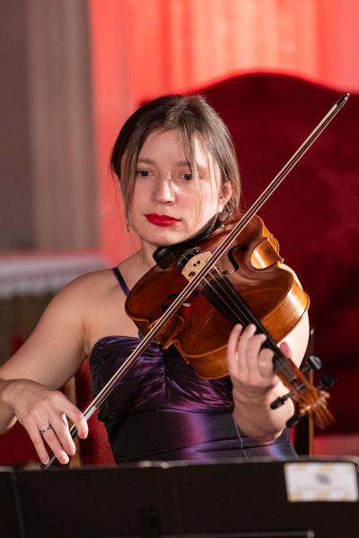 Antonina Goncharenko (Viola) mit dem Nikola Zarić Quintett am Dienstag, 12. März 2024 im Rahmen des 25. Internationalen Akkordeonfestivals 2024 im Wiener Hofburgkapelle in Wien.