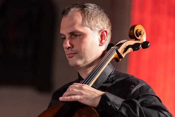 Konstantin Zelenin (Cello) mit dem Nikola Zarić Quintett am Dienstag, 12. März 2024 im Rahmen des 25. Internationalen Akkordeonfestivals 2024 im Wiener Hofburgkapelle in Wien.
