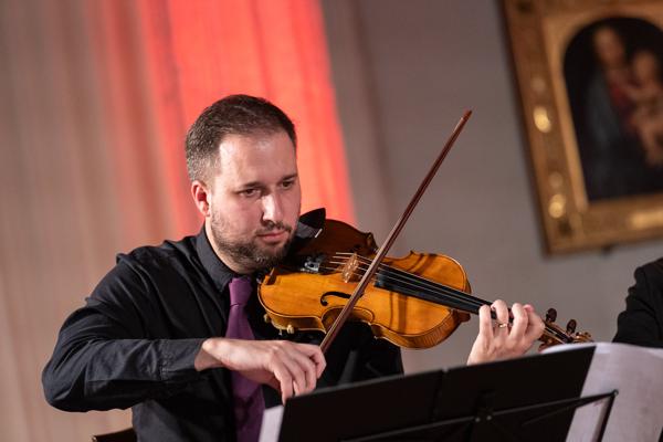 Efe Turumtay (Violine) mit dem Nikola Zarić Quintett am Dienstag, 12. März 2024 im Rahmen des 25. Internationalen Akkordeonfestivals 2024 im Wiener Hofburgkapelle in Wien.