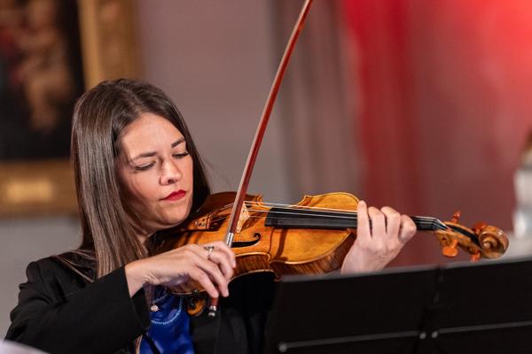 Barbara de Menezes Galante Auner (Violine) mit dem Nikola Zarić Quintett am Dienstag, 12. März 2024 im Rahmen des 25. Internationalen Akkordeonfestivals 2024 im Wiener Hofburgkapelle in Wien.