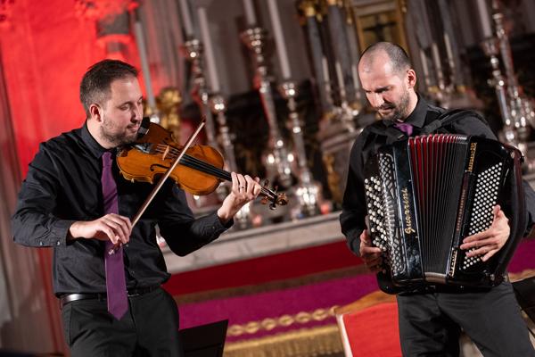 Efe Turumtay mit dem Nikola Zarić Quintett am Dienstag, 12. März 2024 im Rahmen des 25. Internationalen Akkordeonfestivals 2024 im Wiener Hofburgkapelle in Wien.
