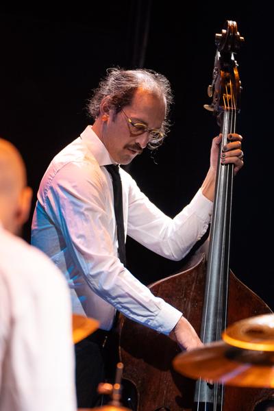 Daniel Schober (Bass) mit Solarna Bura am Samstag, 16. März 2024 im Rahmen des 25. Internationalen Akkordeonfestivals 2024 im Porgy & Bess in Wien.