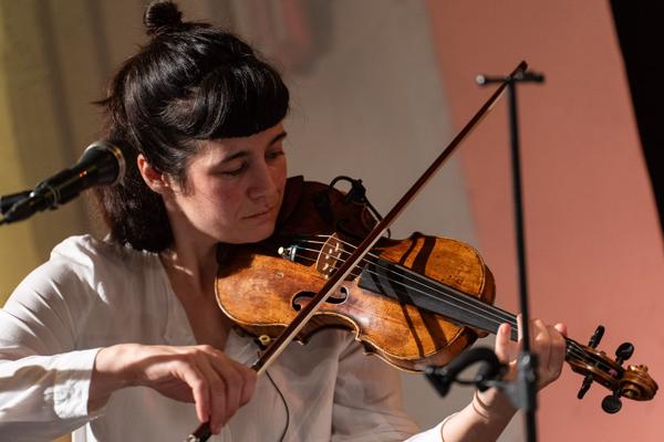 Johanna Kugler (Violine) mit wondrak.lindschi am Freitag, 1. März 2024 im Rahmen des 25. Internationalen Akkordeonfestivals 2024 im Kulturverein Die Bühne in Purkersdorf.