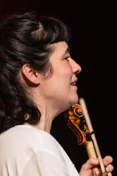 Johanna Kugler (Violine) mit wondrak.lindschi am Freitag, 1. März 2024 im Rahmen des 25. Internationalen Akkordeonfestivals 2024 im Kulturverein Die Bühne in Purkersdorf.
