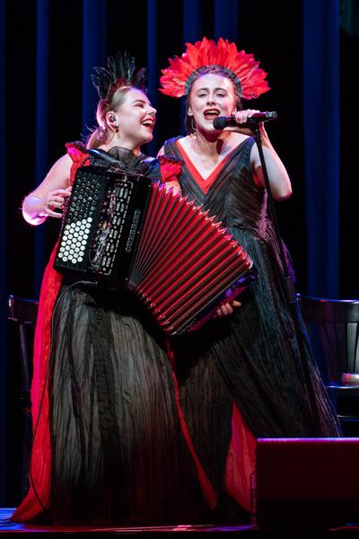 Nadiia Parashchuk (Akkordeon) und Tetiana Voitiv (Gesang) mit Yagody am Montag, 11. März 2024 im Rahmen des 25. Internationalen Akkordeonfestivals 2024 im Theater Akzent in Wien.
