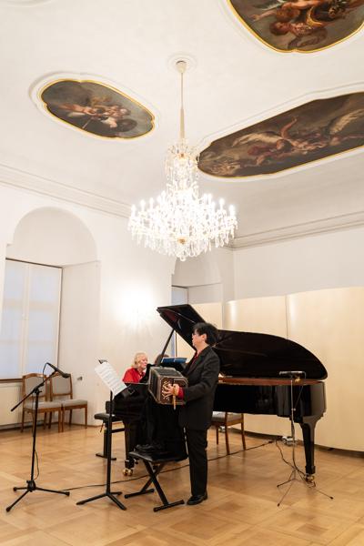 Ruei-Ran „Algy“ Wu (Bandoneon) und Eveline Karoh (Klavier) am Samstag, 13. April 2024 im Alten Konzertsaal der Universität für Musik und darstellende Kunst Wien.