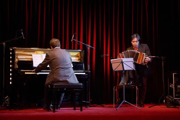 Diego Collatti (Piano) und Algy Wu (Bandoneon) am Montag, 3. April 2023 auf der Crossover Milonga in der Roten Bar im Volkstheater Wien.