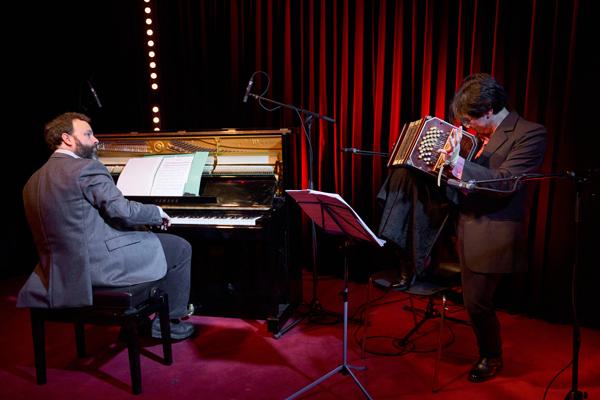 Diego Collatti (Piano) und Algy Wu (Bandoneon) am Montag, 3. April 2023 auf der Crossover Milonga in der Roten Bar im Volkstheater Wien.