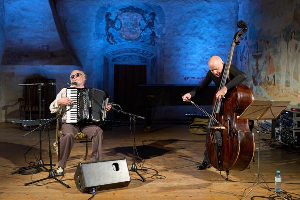 Otto Lechner & Peter Herbert auf dem Fest im Kulturquartier Raabs. Burg Raabs an der Thaya, Österreich. 5. September 2020.