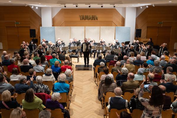 Orchester des Wiener Akkordeonclub Favoriten beim Jubiläumskonzert "looking back..." am Sonntag, 19. November 2023 in der Yamaha Concert Hall in Wien.