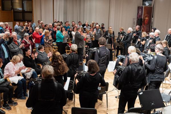 Orchester des Wiener Akkordeonclub Favoriten beim Jubiläumskonzert "looking back..." am Sonntag, 19. November 2023 in der Yamaha Concert Hall in Wien.