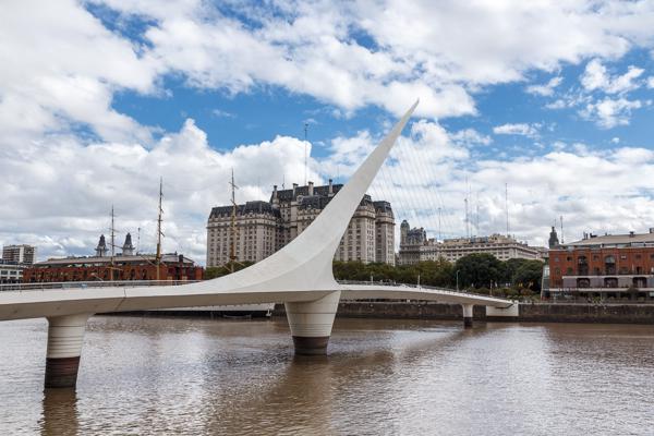 Die Frauenbrücke des spanischen Architekten Santiago Calatrava wurde 2001 eröffnet
