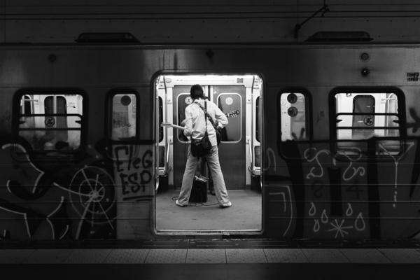 Straßenmusiker in der U-Bahn