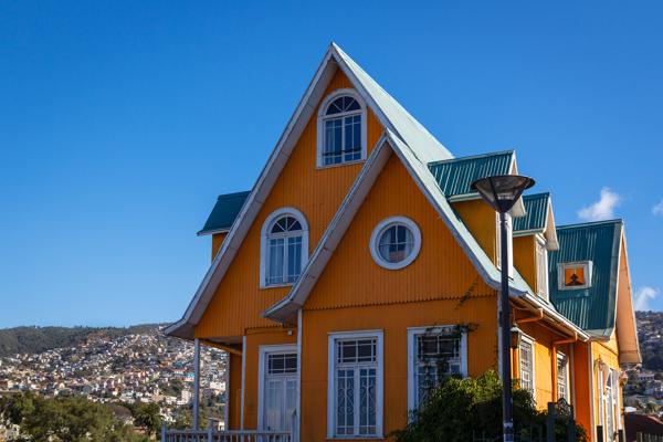 Gelbes Haus beim Paseo Atkinson in Valparaíso